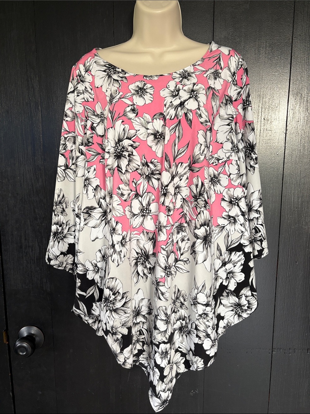 🌸 Alfani V-Hem Pink, Black, and White Floral Top. 1X